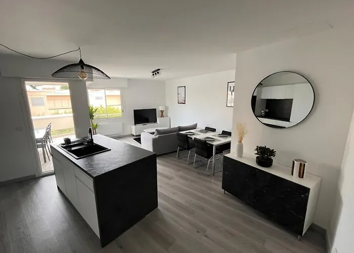 Hyper-center With Parking Біарріц