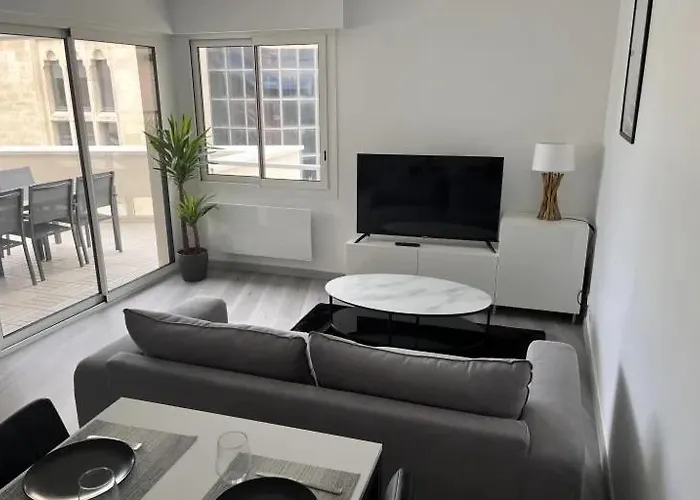 Hyper-center With Parking Apartman *